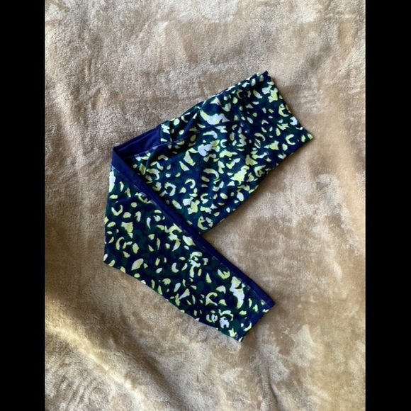 Medium Fabletics Mila Pocket Powerhold Neon Cheetah Capri Leggings - Picture 7 of 7